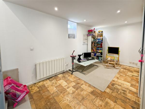 Maison  3 chambres et bureau, cour et parking