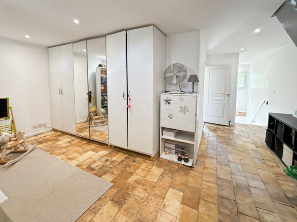 Maison  3 chambres et bureau, cour et parking