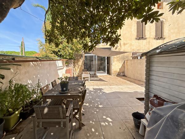 Maison  3 chambres et bureau, cour et parking