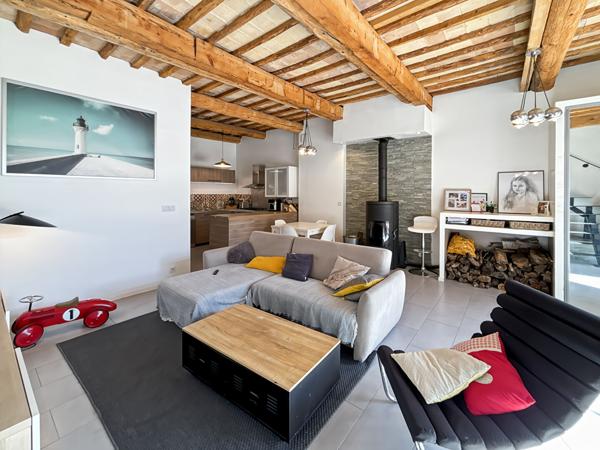 Maison  3 chambres et bureau, cour et parking