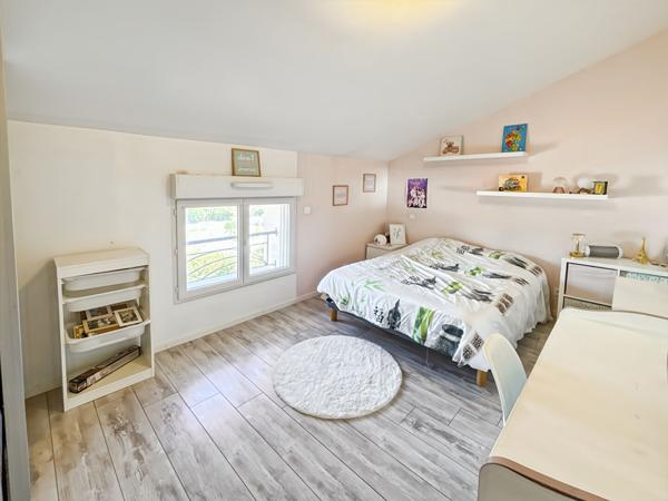 Maison  3 chambres et bureau, cour et parking