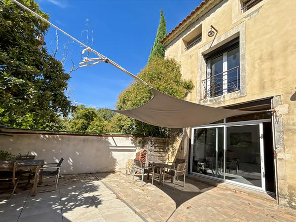 Maison  3 chambres et bureau, cour et parking