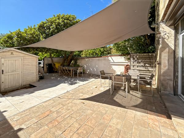 Maison  3 chambres et bureau, cour et parking