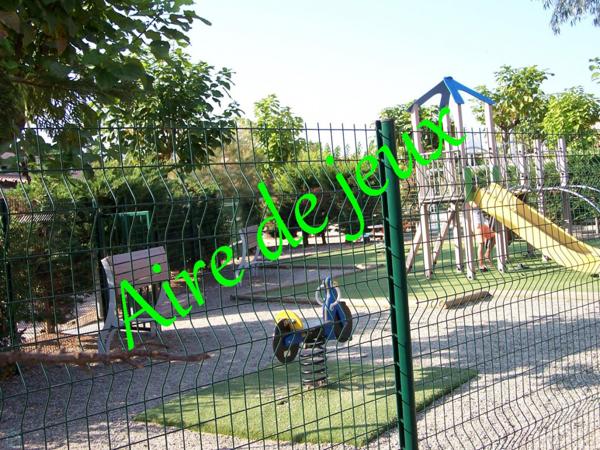 Joli pavillon T3 de 40m2 environ avec terrasse dans résidence avec piscine