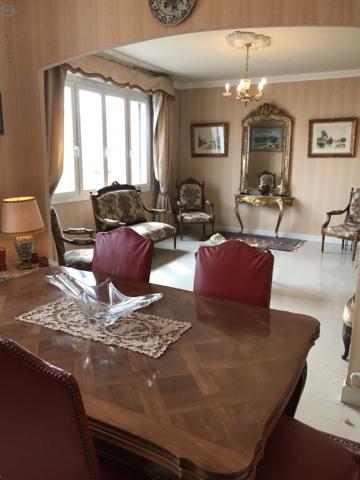 Appartement élégant de 4 pièces, idéalement situé en centre ville d'Alès.