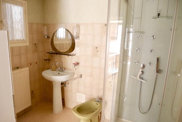 VASTE MAISON AVEC JARDIN COMPOSEE DE 2 APPARTEMENTS