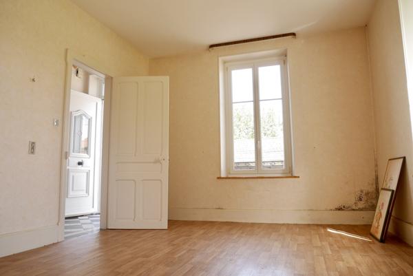 VASTE MAISON AVEC JARDIN COMPOSEE DE 2 APPARTEMENTS