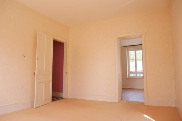 VASTE MAISON AVEC JARDIN COMPOSEE DE 2 APPARTEMENTS