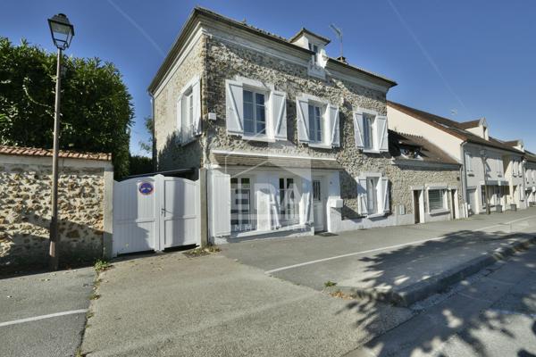 BEAUCOUP DE CHARME POUR CETTE ANCIENNE EN CENTRE VILLE