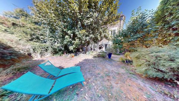 BEAUCOUP DE CHARME POUR CETTE ANCIENNE EN CENTRE VILLE