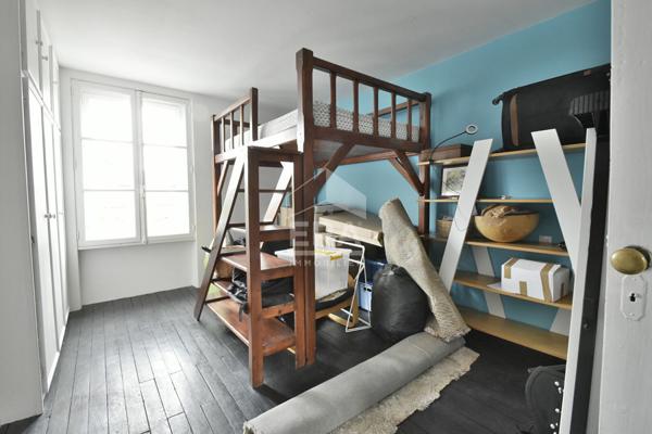 BEAUCOUP DE CHARME POUR CETTE ANCIENNE EN CENTRE VILLE
