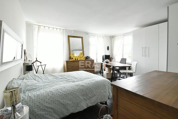 BEAUCOUP DE CHARME POUR CETTE ANCIENNE EN CENTRE VILLE