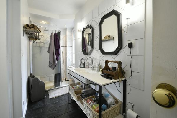 BEAUCOUP DE CHARME POUR CETTE ANCIENNE EN CENTRE VILLE