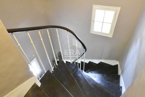 BEAUCOUP DE CHARME POUR CETTE ANCIENNE EN CENTRE VILLE