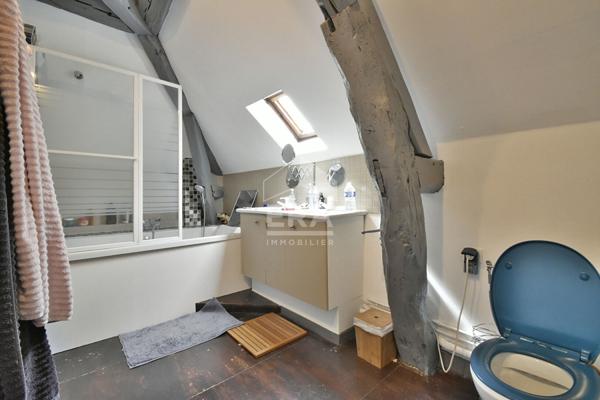 BEAUCOUP DE CHARME POUR CETTE ANCIENNE EN CENTRE VILLE