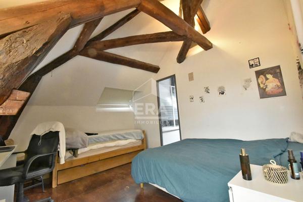 BEAUCOUP DE CHARME POUR CETTE ANCIENNE EN CENTRE VILLE