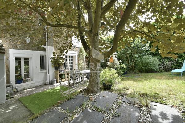 BEAUCOUP DE CHARME POUR CETTE ANCIENNE EN CENTRE VILLE