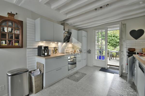 BEAUCOUP DE CHARME POUR CETTE ANCIENNE EN CENTRE VILLE