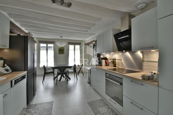 BEAUCOUP DE CHARME POUR CETTE ANCIENNE EN CENTRE VILLE