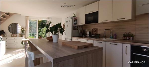 A ST CYR SUR MER (83) Superbe duplex rénové de type 3 de 74 m² en centre ville, au 2ème étage