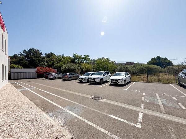 Centre médical - Local médical / paramédical / bien-être d'une superficie de 78m² en RDC + grand parking