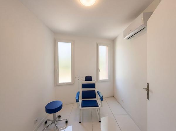 Centre médical - Local médical / paramédical / bien-être d'une superficie de 78m² en RDC + grand parking