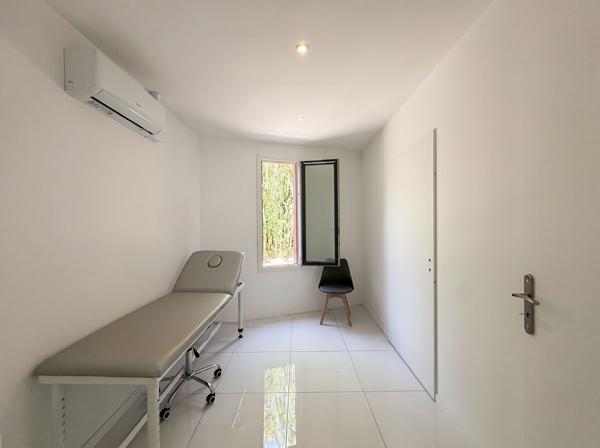 Centre médical - Local médical / paramédical / bien-être d'une superficie de 78m² en RDC + grand parking