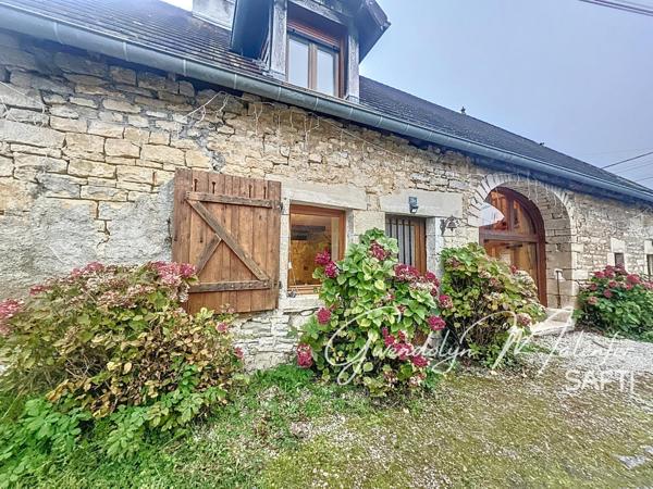 Maison en pierre rénovée avec charme et authenticité