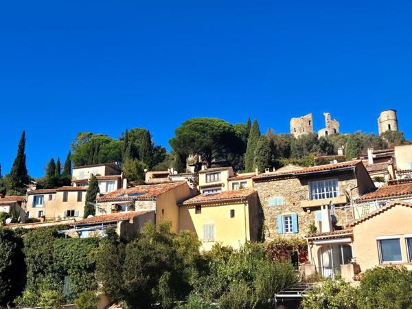 A RENOVER  avec vue exceptionnelle sur le château, maison de ville T5 - 3 chambres de 146m2  sur terrain de 170m2 environ avec terrasse, jardinet et atelier/ studio à aménager - tout à pied, GRIMAUD-VILLAGE