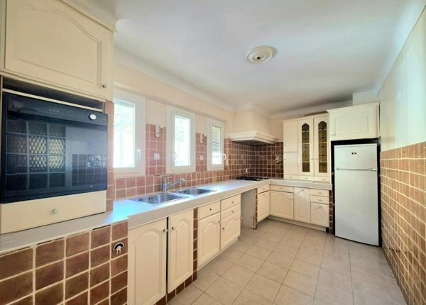 A RENOVER  avec vue exceptionnelle sur le château, maison de ville T5 - 3 chambres de 146m2  sur terrain de 170m2 environ avec terrasse, jardinet et atelier/ studio à aménager - tout à pied, GRIMAUD-VILLAGE