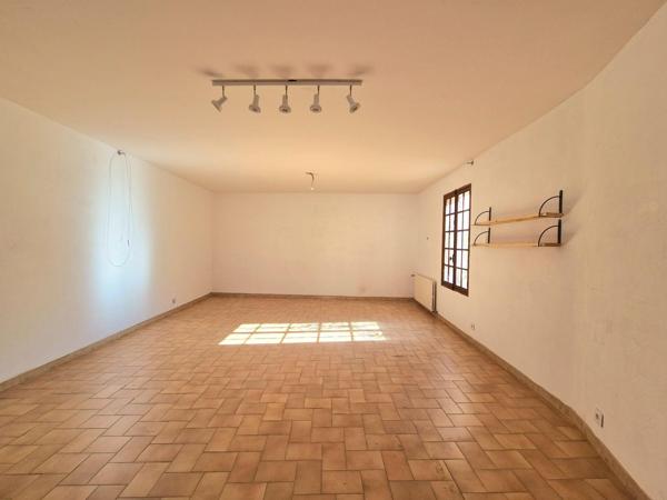 A RENOVER  avec vue exceptionnelle sur le château, maison de ville T5 - 3 chambres de 146m2  sur terrain de 170m2 environ avec terrasse, jardinet et atelier/ studio à aménager - tout à pied, GRIMAUD-VILLAGE