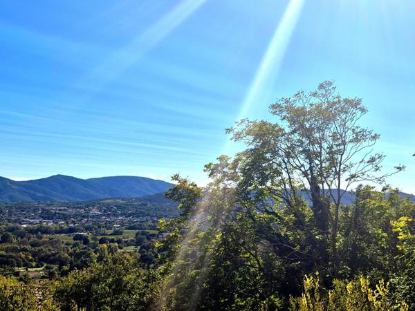 A RENOVER  avec vue exceptionnelle sur le château, maison de ville T5 - 3 chambres de 146m2  sur terrain de 170m2 environ avec terrasse, jardinet et atelier/ studio à aménager - tout à pied, GRIMAUD-VILLAGE