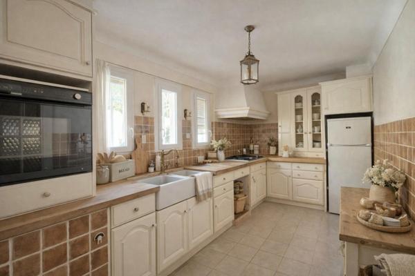 A RENOVER  avec vue exceptionnelle sur le château, maison de ville T5 - 3 chambres de 146m2  sur terrain de 170m2 environ avec terrasse, jardinet et atelier/ studio à aménager - tout à pied, GRIMAUD-VILLAGE