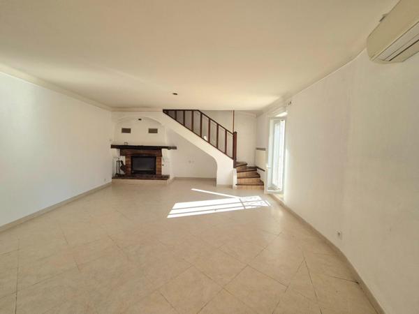 A RENOVER  avec vue exceptionnelle sur le château, maison de ville T5 - 3 chambres de 146m2  sur terrain de 170m2 environ avec terrasse, jardinet et atelier/ studio à aménager - tout à pied, GRIMAUD-VILLAGE