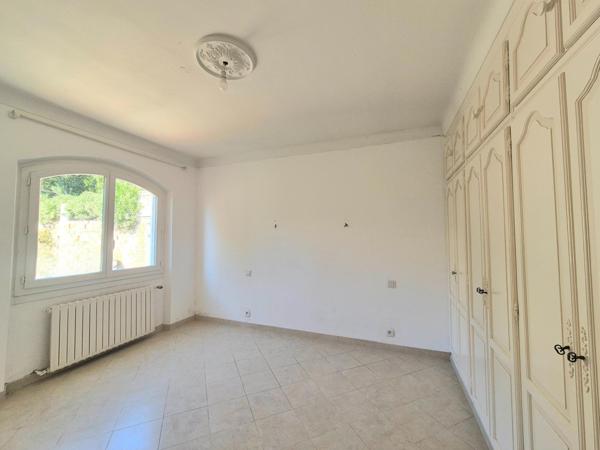 A RENOVER  avec vue exceptionnelle sur le château, maison de ville T5 - 3 chambres de 146m2  sur terrain de 170m2 environ avec terrasse, jardinet et atelier/ studio à aménager - tout à pied, GRIMAUD-VILLAGE