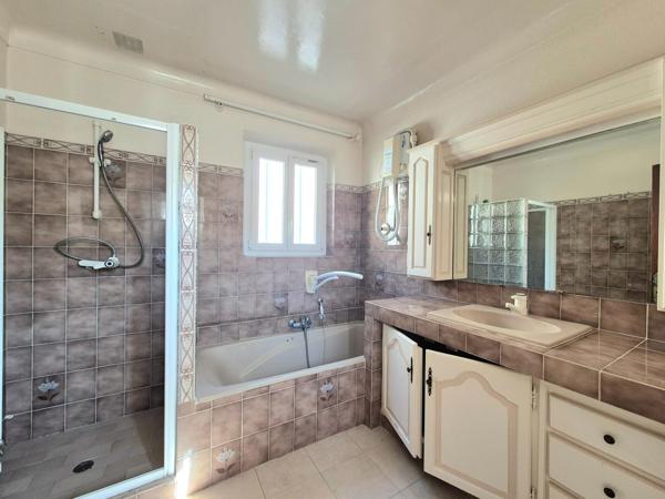 A RENOVER  avec vue exceptionnelle sur le château, maison de ville T5 - 3 chambres de 146m2  sur terrain de 170m2 environ avec terrasse, jardinet et atelier/ studio à aménager - tout à pied, GRIMAUD-VILLAGE