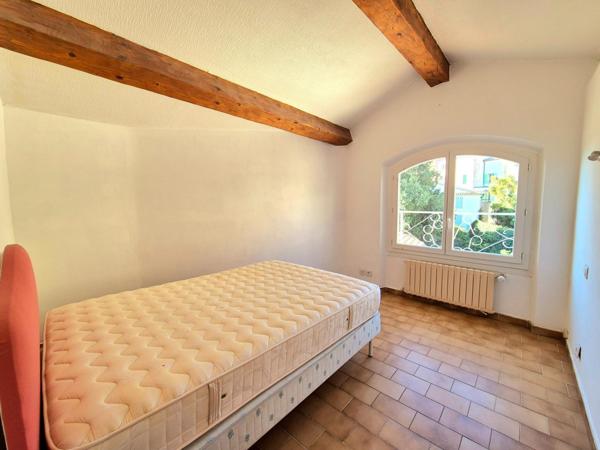 A RENOVER  avec vue exceptionnelle sur le château, maison de ville T5 - 3 chambres de 146m2  sur terrain de 170m2 environ avec terrasse, jardinet et atelier/ studio à aménager - tout à pied, GRIMAUD-VILLAGE