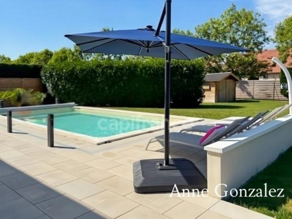 ORLEANS-SUD, à vendre belle maison familiale édifiée sur un beau jardin clos et paysager de 1130 m2 avec piscine, salle à manger extérieur, garage et places de parking