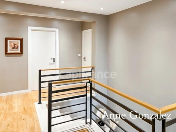ORLEANS-SUD, à vendre belle maison familiale édifiée sur un beau jardin clos et paysager de 1130 m2 avec piscine, salle à manger extérieur, garage et places de parking