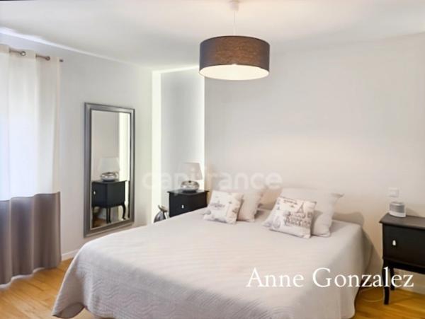 ORLEANS-SUD, à vendre belle maison familiale édifiée sur un beau jardin clos et paysager de 1130 m2 avec piscine, salle à manger extérieur, garage et places de parking