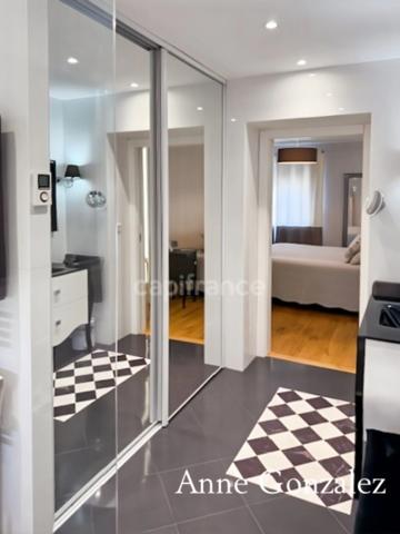 ORLEANS-SUD, à vendre belle maison familiale édifiée sur un beau jardin clos et paysager de 1130 m2 avec piscine, salle à manger extérieur, garage et places de parking
