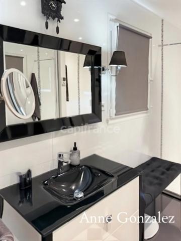 ORLEANS-SUD, à vendre belle maison familiale édifiée sur un beau jardin clos et paysager de 1130 m2 avec piscine, salle à manger extérieur, garage et places de parking