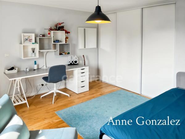 ORLEANS-SUD, à vendre belle maison familiale édifiée sur un beau jardin clos et paysager de 1130 m2 avec piscine, salle à manger extérieur, garage et places de parking