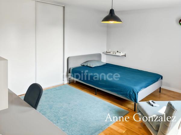 ORLEANS-SUD, à vendre belle maison familiale édifiée sur un beau jardin clos et paysager de 1130 m2 avec piscine, salle à manger extérieur, garage et places de parking