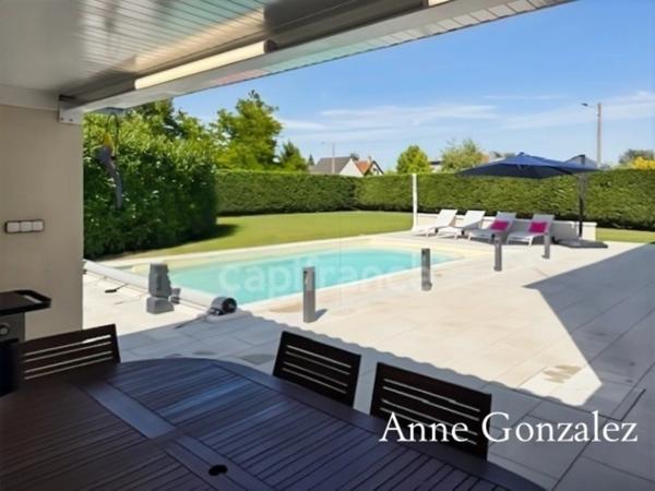 ORLEANS-SUD, à vendre belle maison familiale édifiée sur un beau jardin clos et paysager de 1130 m2 avec piscine, salle à manger extérieur, garage et places de parking
