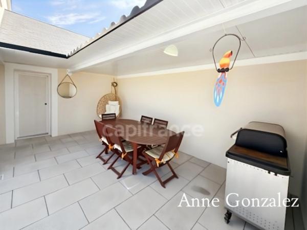 ORLEANS-SUD, à vendre belle maison familiale édifiée sur un beau jardin clos et paysager de 1130 m2 avec piscine, salle à manger extérieur, garage et places de parking