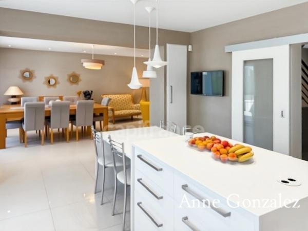ORLEANS-SUD, à vendre belle maison familiale édifiée sur un beau jardin clos et paysager de 1130 m2 avec piscine, salle à manger extérieur, garage et places de parking