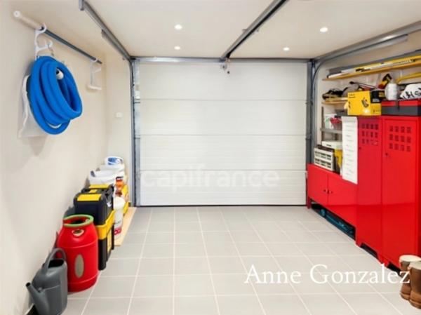ORLEANS-SUD, à vendre belle maison familiale édifiée sur un beau jardin clos et paysager de 1130 m2 avec piscine, salle à manger extérieur, garage et places de parking