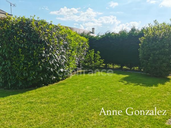 ORLEANS-SUD, à vendre belle maison familiale édifiée sur un beau jardin clos et paysager de 1130 m2 avec piscine, salle à manger extérieur, garage et places de parking