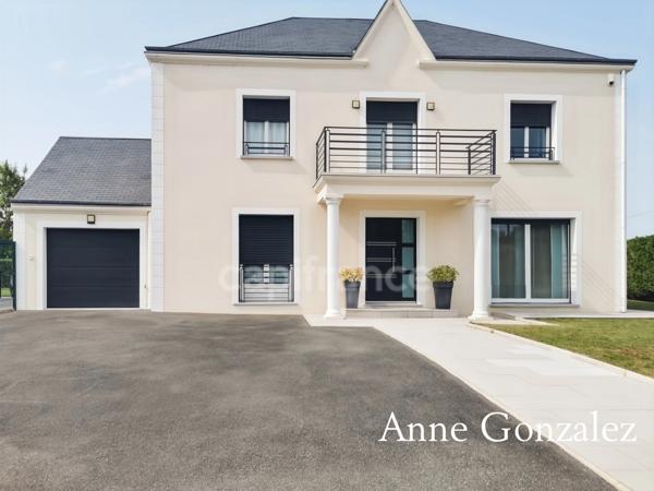 ORLEANS-SUD, à vendre belle maison familiale édifiée sur un beau jardin clos et paysager de 1130 m2 avec piscine, salle à manger extérieur, garage et places de parking